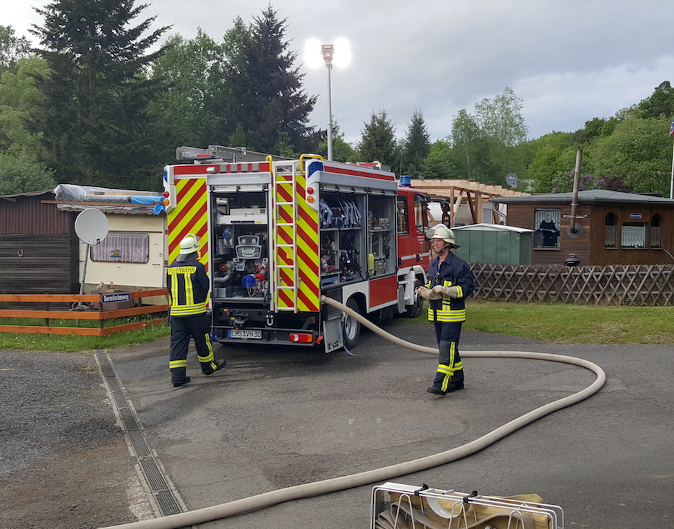 Wohnwagen und Gebäude "brannten" gleichzeitig